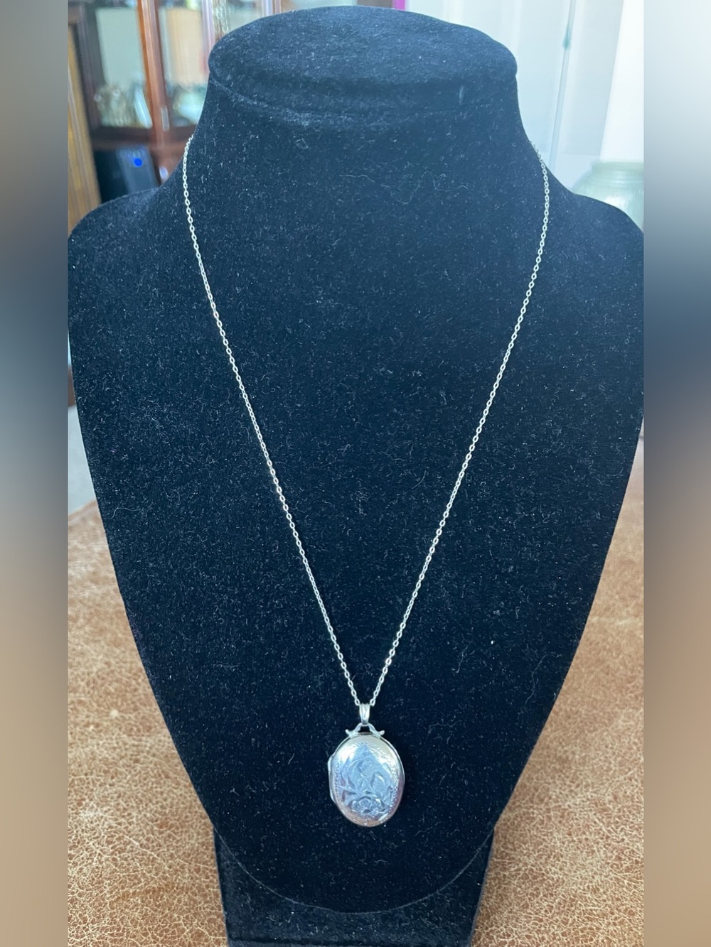 Vintage Sterling Silver Dynasty Oval Engraved Locket on a Sparkly 925 Link Chain